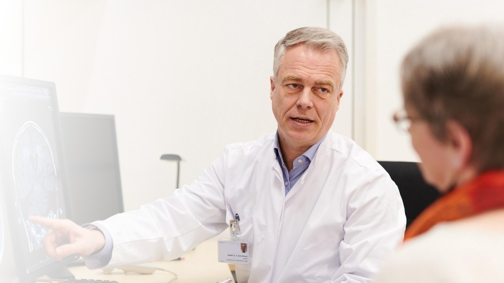 Institutsdirektor Prof. Dr. Christian Heiner Riedel berät patientin