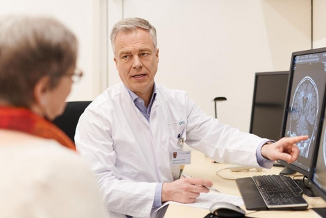  Univ.-Prof. Dr. Christian Riedel berät eine Patientin