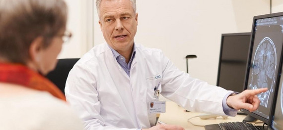 Institutsdirektor Prof.Dr. Christian Heiner Riedel berät Patientin.