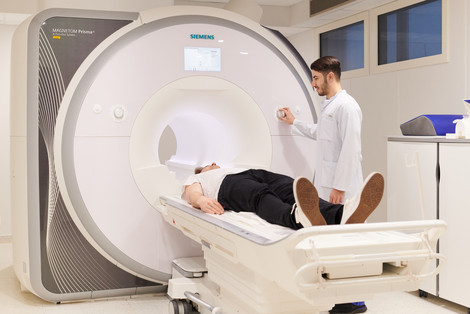 Arzt der Neuroradiologie untersucht patienten im MRT