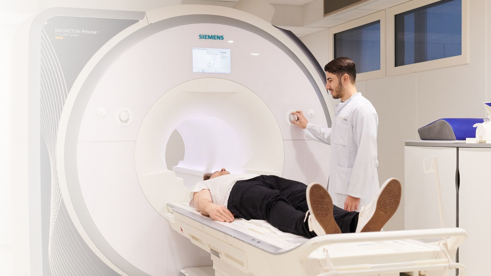 Arzt der Neuroradiologie untersucht Patienten in einem MRT