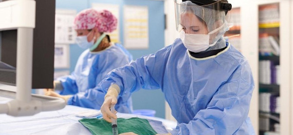 Mitarbeiterinnen führen Vorbereitungen für eine digitale Subtraktionsangiographie aus